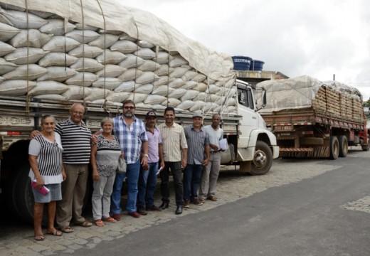 Prefeitura realiza distribuição de adubos