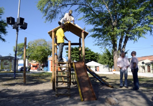 Projeto da Prefeitura leva brinquedos para praças