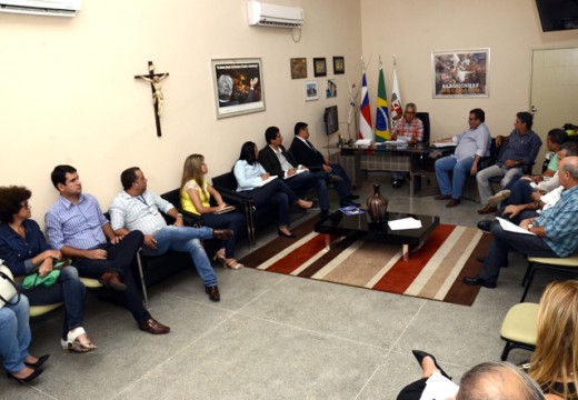 Prefeito faz primeira reunião com secretários em 2015