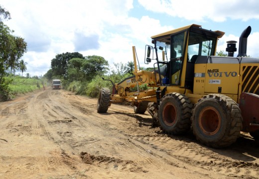 Prefeito visita obras da estrada no Riacho da Guia