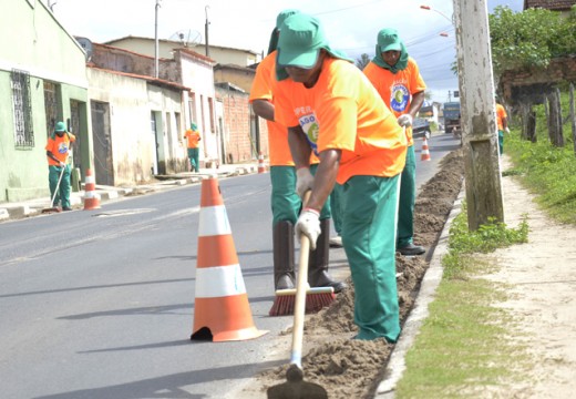 Alagoinhas é Limpeza atua em diversos pontos do município nesta segunda-feira