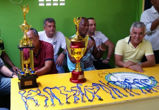 Prefeitura entrega premiação para Campeonato de Dominó