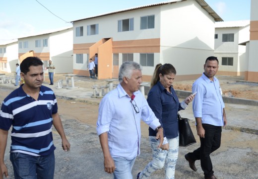Prefeito visita obras de conjunto residencial