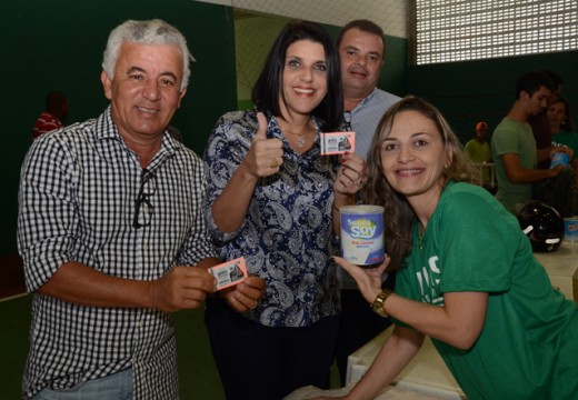 Prefeito e Primeira Dama trocam latas de leite para Aviões Solidário