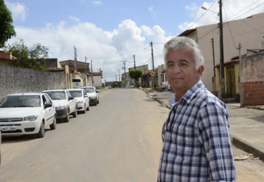 Prefeito e secretários vistam obras na Rua São Jorge