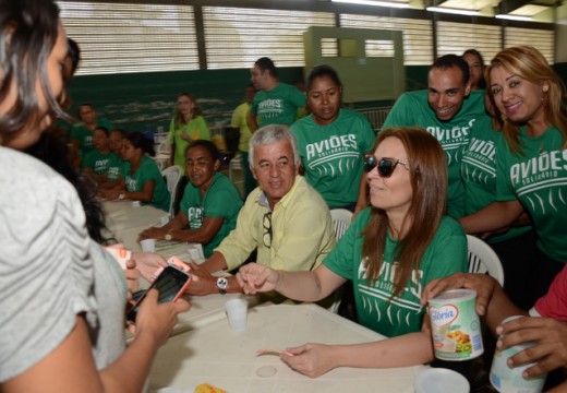 Prefeito e cantora do Aviões do Forró auxiliam troca de ingressos