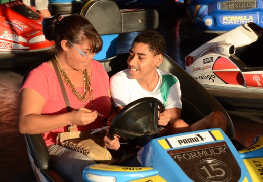 Programas sociais garantem diversão em parque de diversão