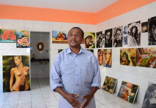 Artista de Santa Terezinha expõe obras no Mercado do Artesão