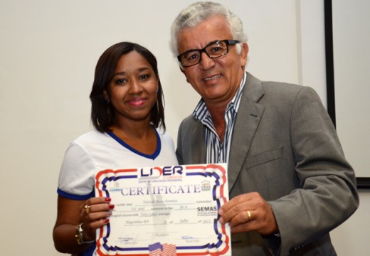 Prefeito entrega certificados do Capacita Cidadão