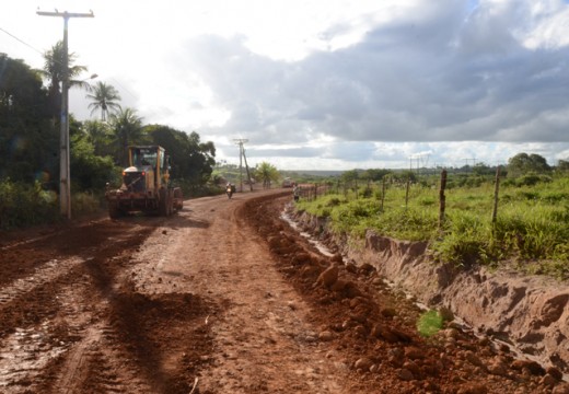 Prefeito acompanha cronograma de obras da estrada do Riacho Guia