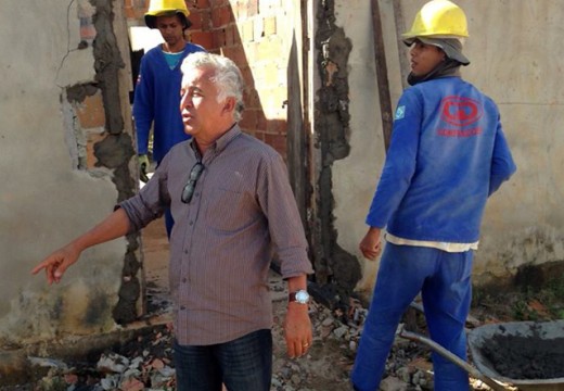 Prefeito e secretária fiscalizam obras no Ferro Aço
