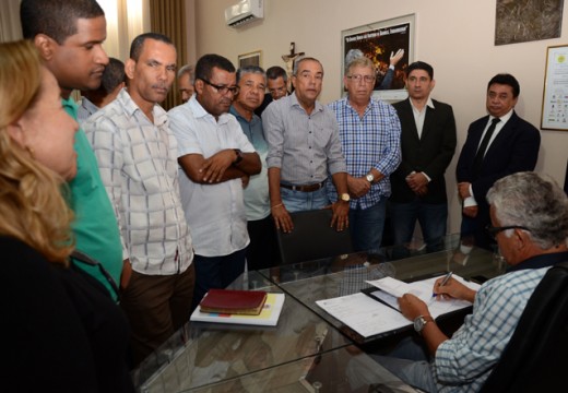 Prefeitura assina ordem de serviço para retomada das obras da UPA de Santa Terezinha