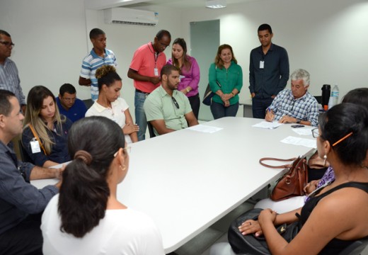 Prefeito empossa aprovados em concurso e processo seletivo para área da Saúde
