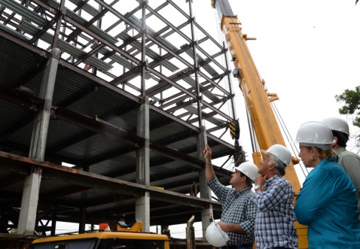 Prefeito e secretários visitam obras de hotel