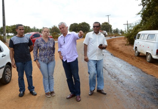 Prefeito e secretária visitam obras da estrada no Riacho da Guia