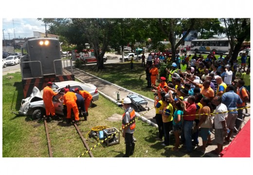 Simulação de acidente de trânsito movimenta centro da cidade
