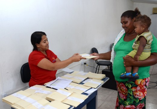 Noivos recebem convites do Casamento Social