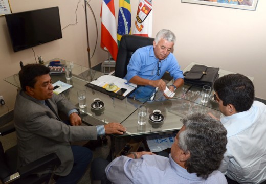 Prefeito recebe direção da empresa responsável pela gestão do Hospital Dantas Bião