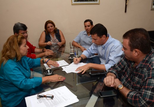 Prefeitura entrega documentação para construção do Hotel Ibis