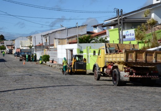 Mutirão de limpeza atua em vários bairros da cidade