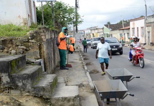 Mutirão de limpeza continua com atuação em vários bairros da cidade