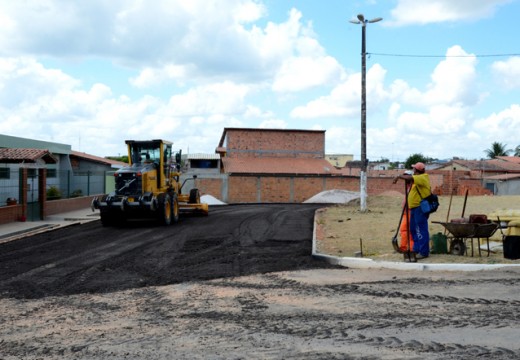 Prefeitura asfalta entorno da Praça do Pedro Braga