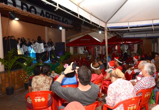 Feira de Natal e apresentações culturais temáticas movimentam o Mercado do Artesão