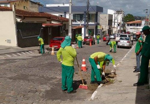 Prefeitura empenhada para manter cidade limpa dia e noite