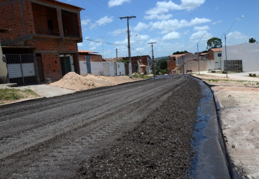 Ferro Aço recebe pavimentação asfáltica