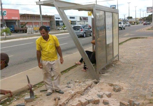 Prefeitura inicia iluminação de abrigos de ônibus da cidade