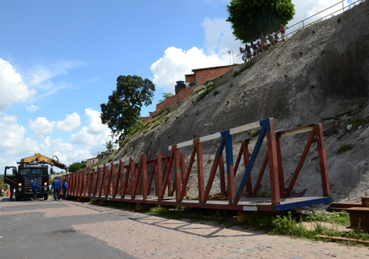 Prefeitura inicia instalação de passarela no Alto do Corte