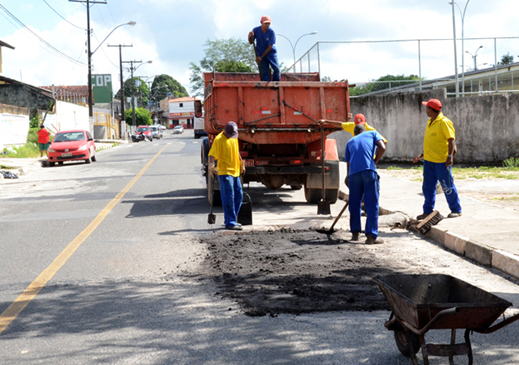 Prefeitura mantém recuperação de asfalto mesmo com chuvas