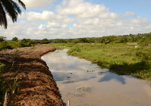 Prefeitura realiza limpeza de rios