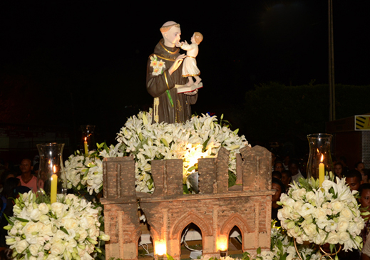 Autoridades participam de missa e procissão em celebração a Santo Antônio