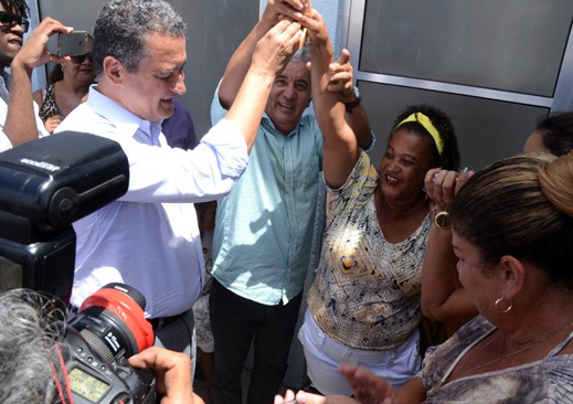 Prefeito Paulo Cezar e governador Rui Costa entregam chaves do Residencial Urupiara