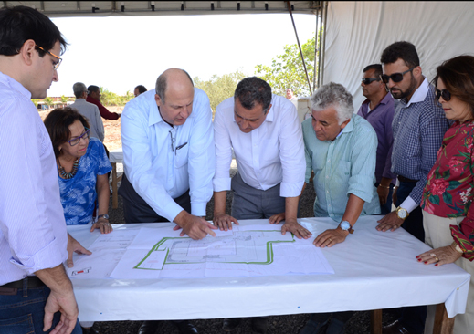 Prefeito Paulo Cezar e governador Rui Costa visitam fábrica em construção Mais emprego, renda e desenvolvimento