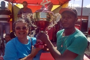 Vice-prefeita Iraci Gama entrega troféu ao 2o colocado da Copa Distrital do Riacho da Guia - Secom - Divulgação WEB
