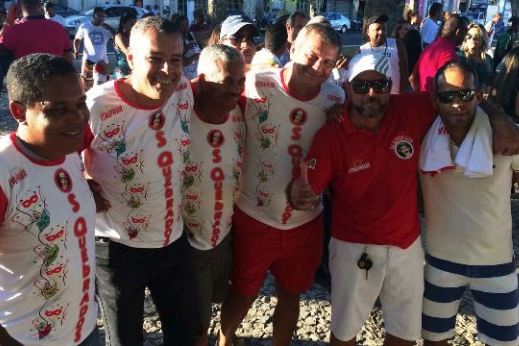 Prefeito Joaquim Neto participa de desfile do bloco Os Quebrados na Praça Kennedy