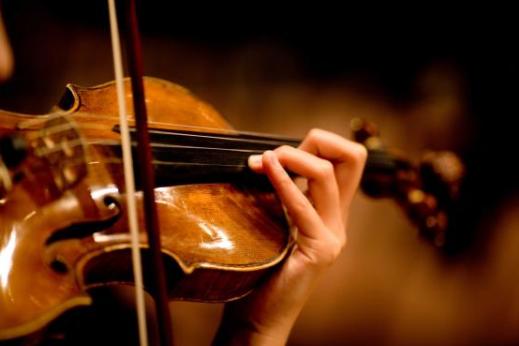 SEMAS inscreve para cursos de violino e cuidador de idosos