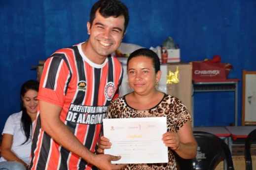 SEDEA entrega certificados do programa PREPARE-SE nas comunidades da Capoeira e Limoeiro