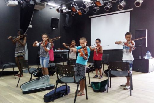 SEMAS dá início a aulas do curso de violino