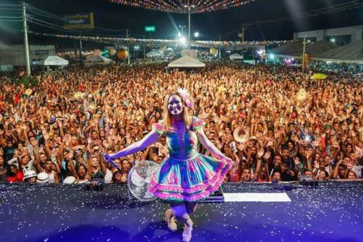 Solange Almeida reúne multidão no primeiro dia de shows do São João de Alagoinhas