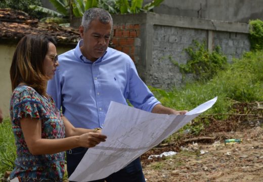 Prefeito Joaquim Neto visita execução de obras que estavam paradas há 11 anos