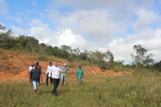 Prefeito dá inicio para obras de reestruturação de estrada no povoado de Nova Esperança