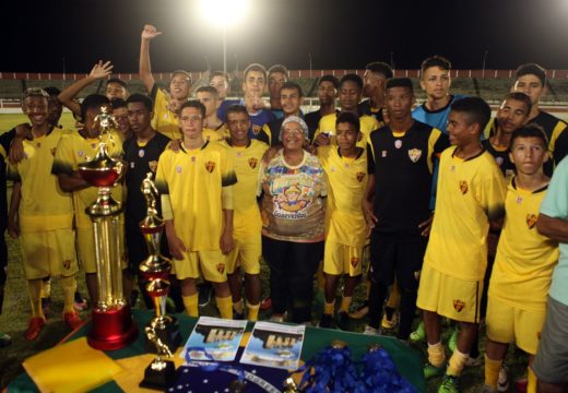 Vice-prefeita entrega premiação para time campeão da Copa da Independência