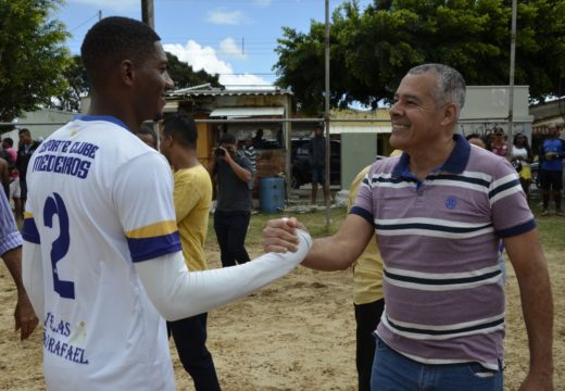 Após recuperação do campo, Prefeito participa da abertura de Campeonato do Barreiro