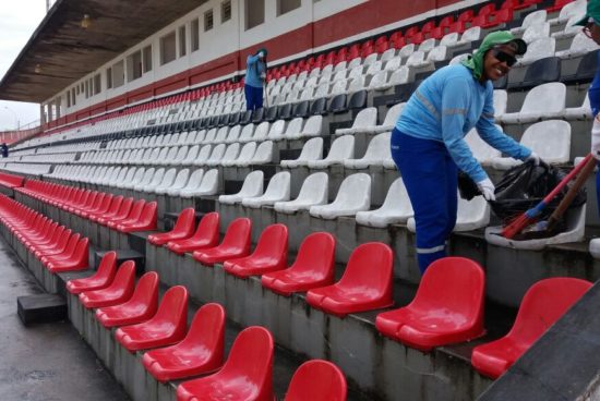 Prefeitura realiza serviços de manutenção no Estádio Antônio de Figueiredo Carneiro