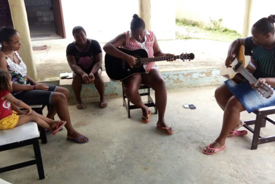 Prefeitura promove curso de violão para sambistas de roda da comunidade quilombola do Oiteiro