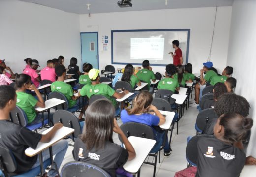 Alunos da rede municipal tiram dúvidas em mais um aulão preparatório para a Prova Brasil