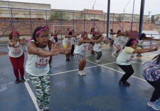 SEMAS realiza palestra do Outubro Rosa e aulão fitness no CRAS da Praça do CEU